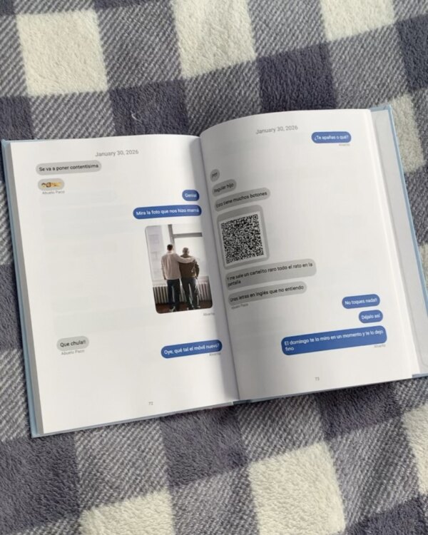 Libro abierto con una foto y un código QR impreso junto a los mensajes