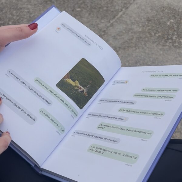 Libro de mensajes de WhatsApp abierto en las manos, regalo de pareja