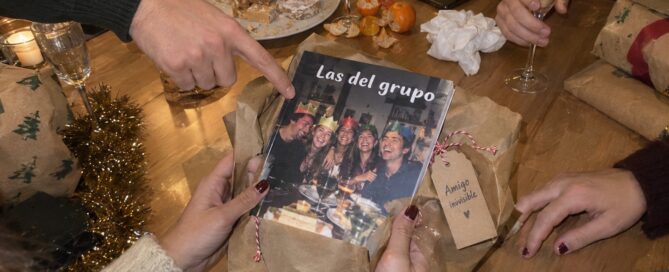 idée cadeau Secret Santa originale : livre de la conversation du groupe d’amis