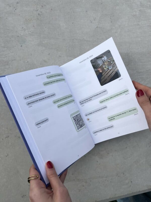 Conversación de WhatsApp impresa en un libro abierto