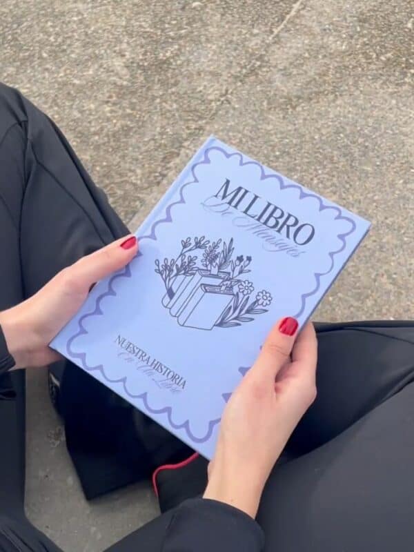 Libro de WhatsApp impreso en las manos de una clienta