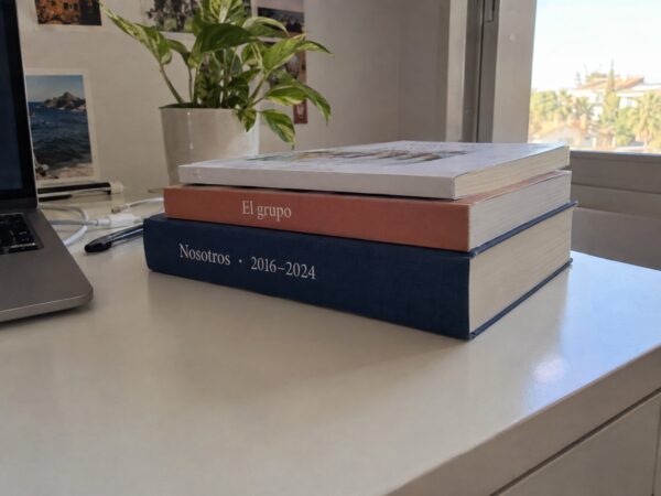 WhatsApp books of different thickness depending on the number of pages