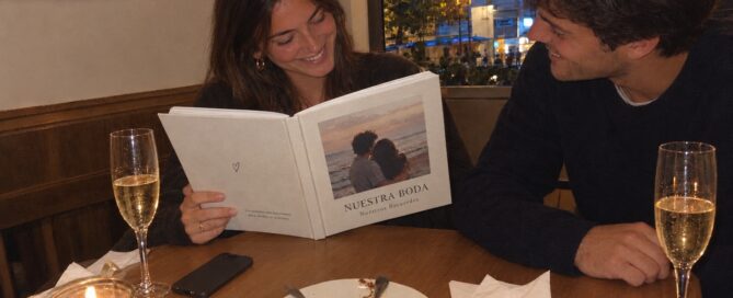 regalo de bodas de papel: libro con el primer año de casados