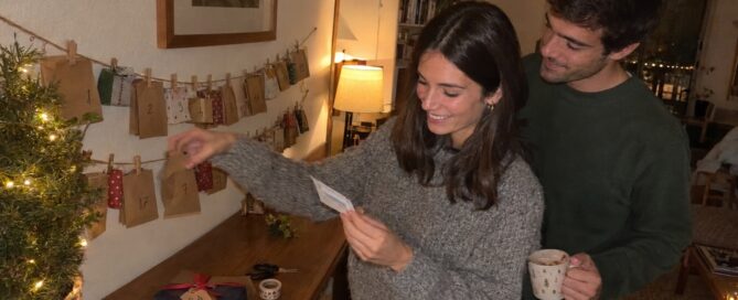 calendrier de l’avent couple fait maison avec des enveloppes et des souvenirs de leur conversation