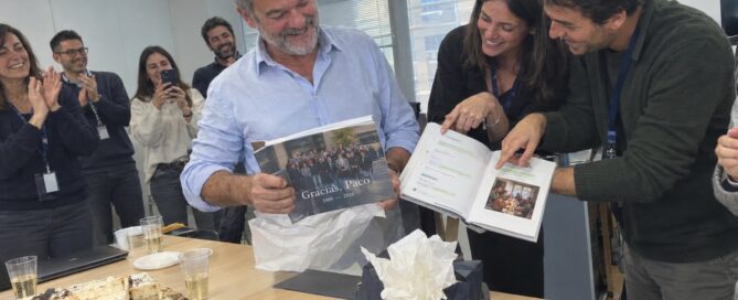 presente de reforma original: livro com a conversa do grupo de colegas de trabalho