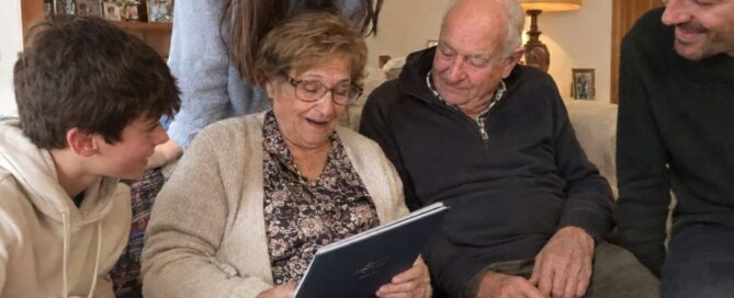 regalo para abuelos: libro con el chat de WhatsApp de la familia y los audios de los nietos